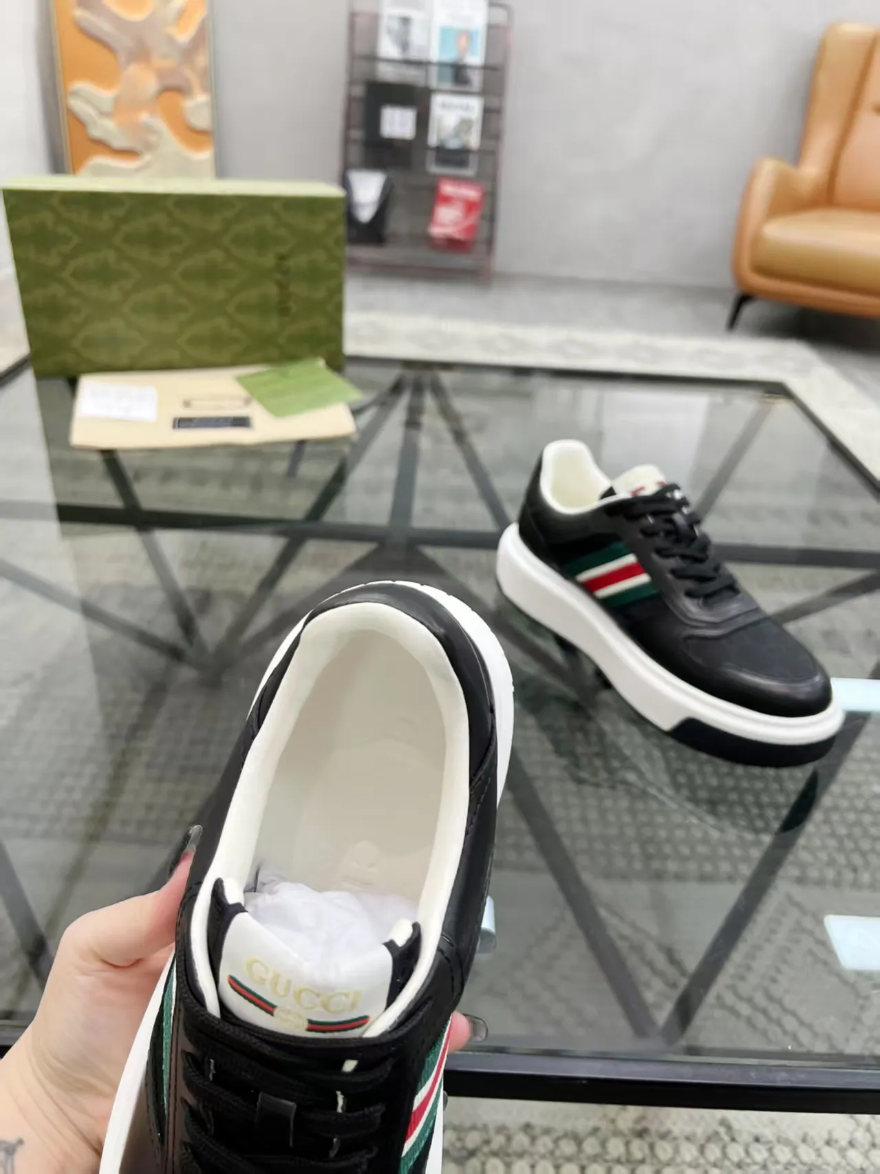 P440 new men's shoes GUCCI [Lightning] latest shoes are shipped. Original quality, fashionable, special materials, sheepskin lining, new packaging. The foot feels super comfortable and the workmanship is impeccable. Size: 38-45